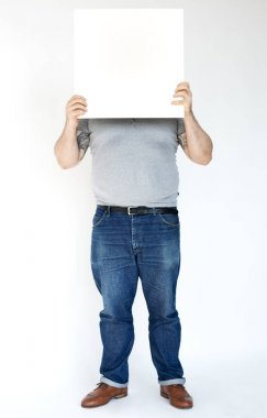 Elinde bayrak tutan adam 