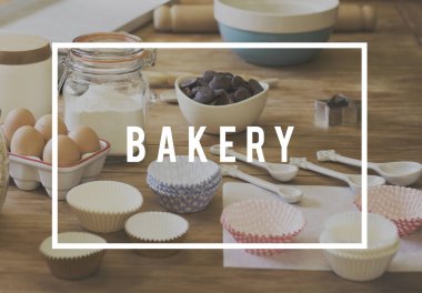 mutfak masasında malzemelerle