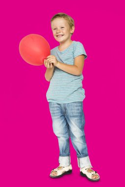 Kırmızı hava balonu çocukla