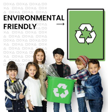 geri dönüşüm kutusu ile çocuk