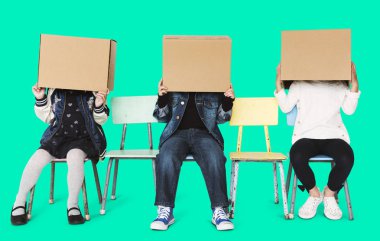 sandalye üzerinde oturan çocuklar