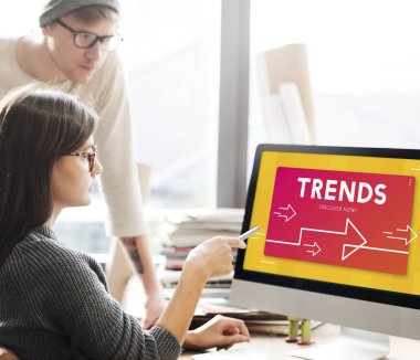 bilgisayar ekranında arayan kişi