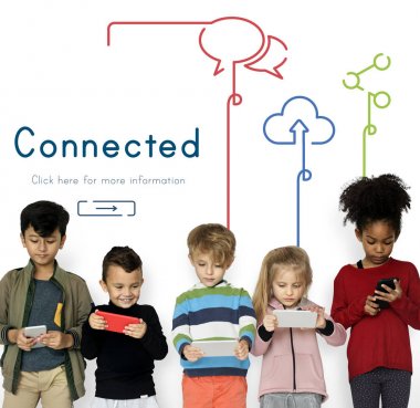 Çocuk akıllı telefonlar kullanarak