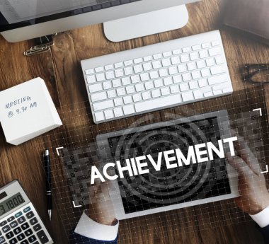 Dijital tablet kullanan işadamı