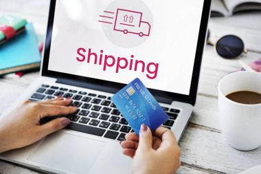 İnternetten alışveriş yapan kadın