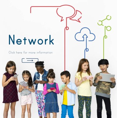 teknoloji cihazlar ile çok ırklı çocuklar