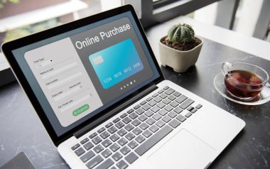 Açık tablo üstünde laptop 