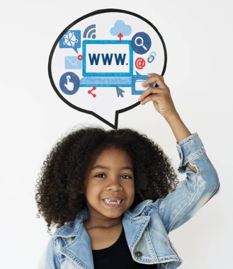 Kağıt konuşma balonu tutan çocuk