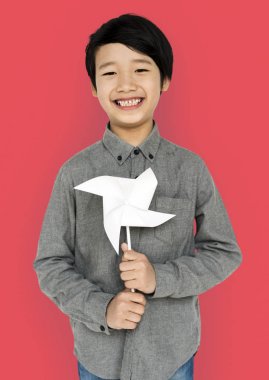 Asyalı çocuk oyuncak yel değirmeni ile