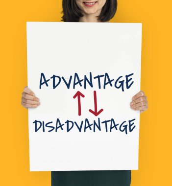 Kadın afişini tutar