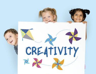 Çocuk afişini saklanıyor