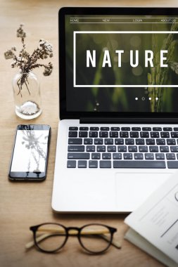 Açık tablo üstünde laptop