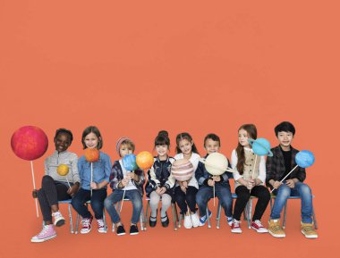 Çocuk güneş sistemi tutan