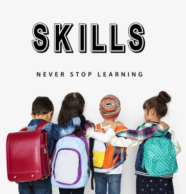 Sırt çantalı okul çocukları