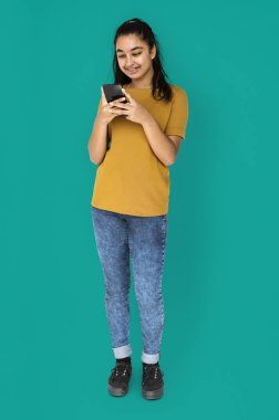 Akıllı telefon kullanan kadın 