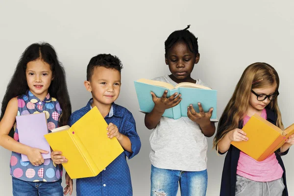 Niños leyendo libros — Foto de Stock