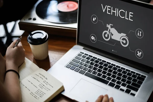 Vinil masada dizüstü bilgisayar kullanan kişiler