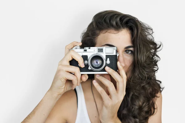 Mulher segurando câmera vintage — Fotografia de Stock
