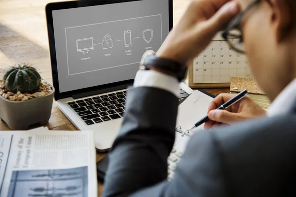 Affärsman brainstorming på arbetsplatsen tabell — Stockfoto