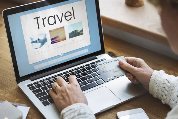 Vrouw die op laptop met reizen concept werkt — Stockfoto