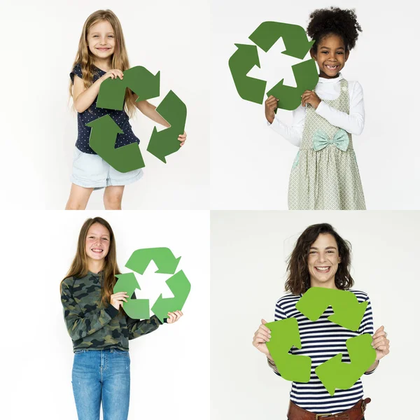 Diversidade pessoas com sinais de reciclagem — Fotografia de Stock