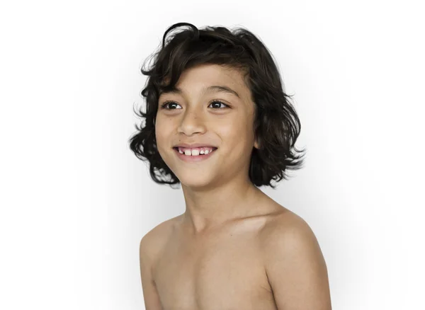 Menino sorridente com peito nu — Fotografia de Stock