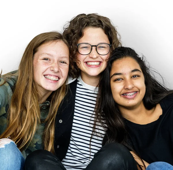 Jovens sorridentes Mulheres Juntas — Fotografia de Stock