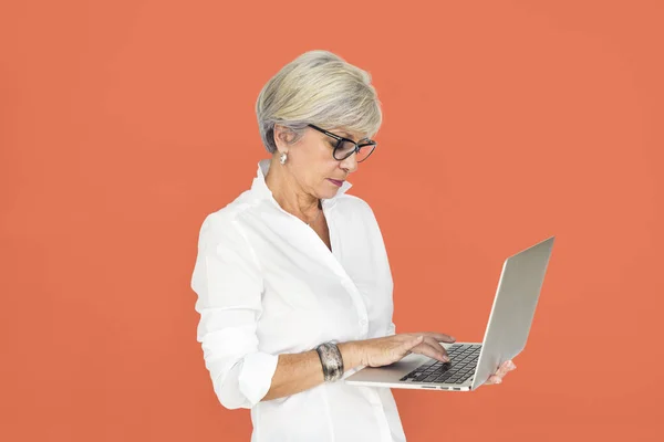 Mujer con pelo gris usando laptop — Foto de Stock