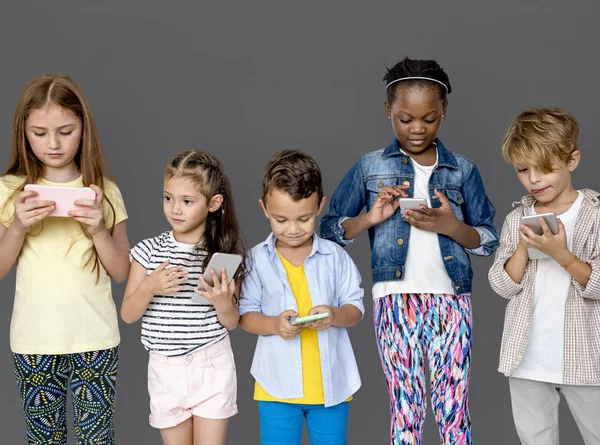 Niños usando teléfonos inteligentes —  Fotos de Stock