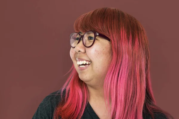 Menina asiática com cabelo rosa — Fotografia de Stock