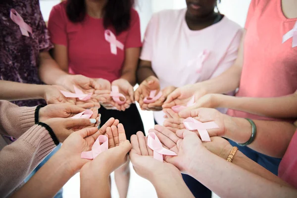 Mulheres segurando fitas de conscientização do câncer — Fotografia de Stock