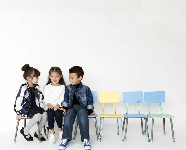 Barn som sitter på stolar — Stockfoto