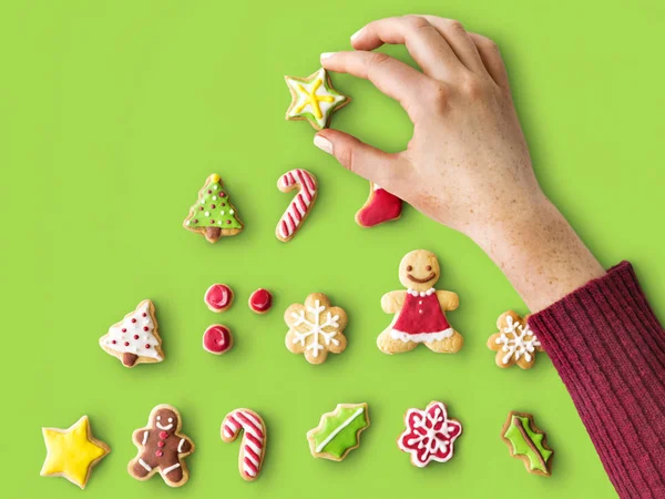 Hand och jul pepparkakor — Stockfoto