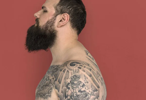 Бородатый мужчина с татуировками — стоковое фото