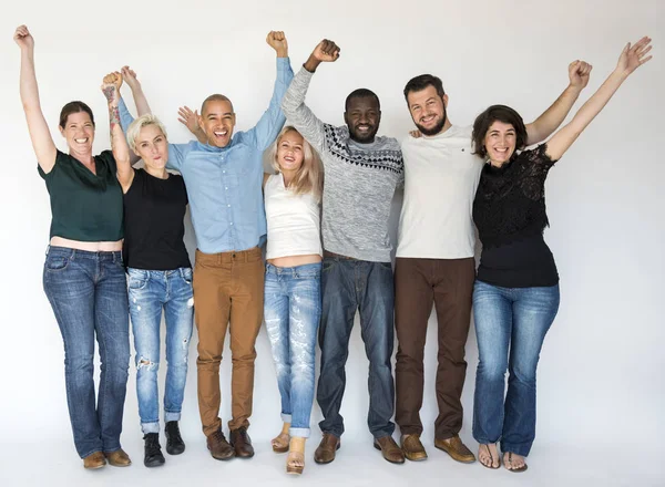 Diversité personnes posant en studio — Photo