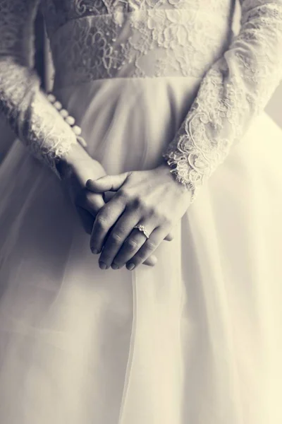 신부 보여주는 결혼 반지 — 스톡 사진