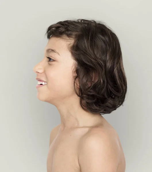 Glimlachend jongetje met blote borst — Stockfoto