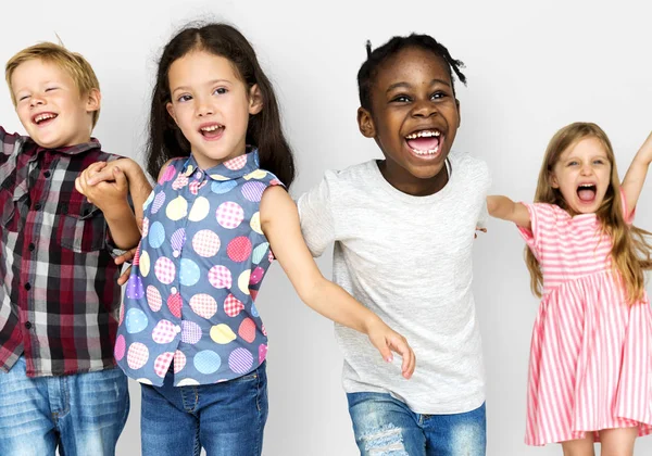 Niños multiétnicos tomados de la mano —  Fotos de Stock