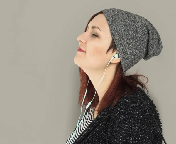 Kadın şapka müzik dinleme — Stok fotoğraf