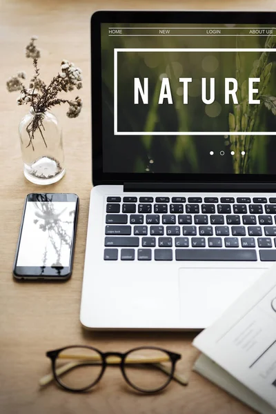 Açık tablo üstünde laptop