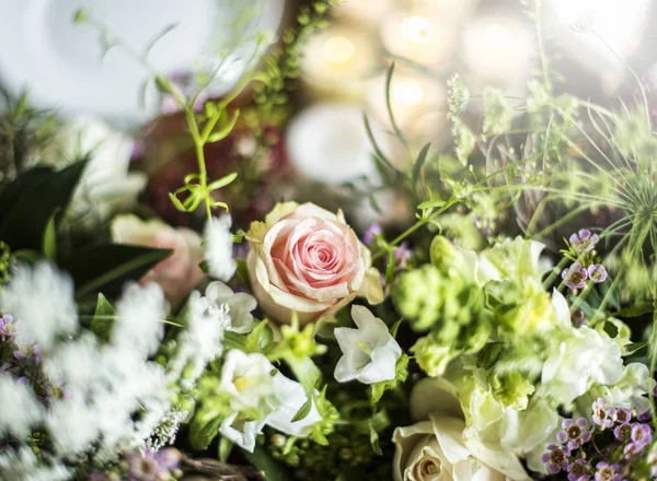 Schöne Rosen im Strauß — Stockfoto