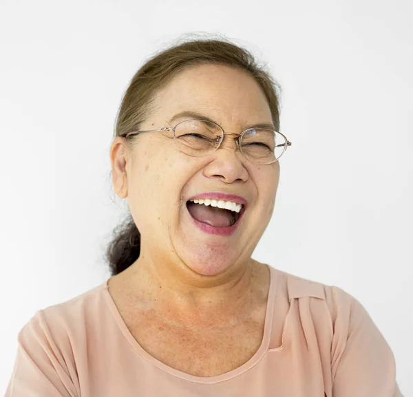Смеющаяся старшая азиатка — стоковое фото