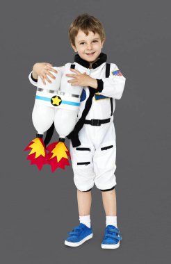 çocuğun astronot kostüm 