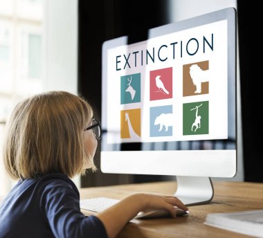 bilgisayar kullanan küçük kız