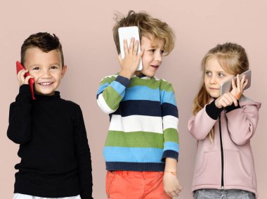 akıllı telefonlar kullanan arkadaşlar