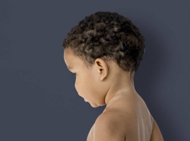 Çıplak göğüs ile küçük çocuk