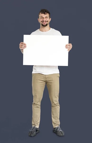 Yakışıklı adam holding afişini boş — Stok fotoğraf