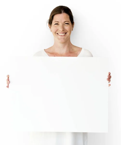 Mulher segurando cartaz branco — Fotografia de Stock