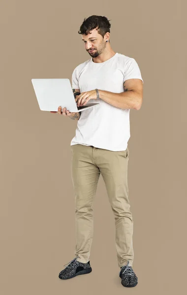 Knappe man met laptop — Stockfoto