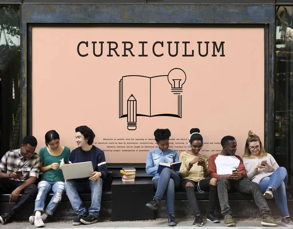 Junge Studenten stehen in der Nähe von Plakaten — Stockfoto